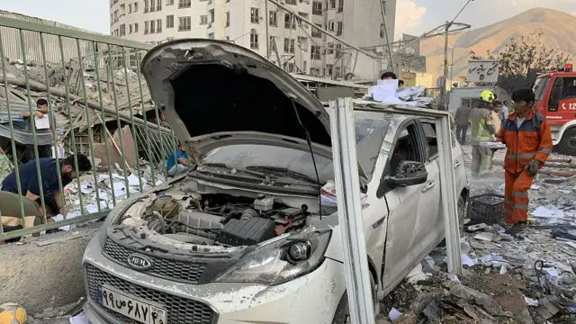 Un auto bajo los escombros en Teherán, Irán, el 13 de junio de 2025