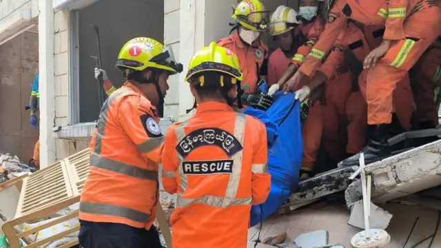 ငလျင်ဒဏ်ကြောင့် အဆောက်အဦပြိုကျပြီး သေဆုံးသွားသူတွေကို ရှာဖွေ သယ်ထုတ်နေကြရပါတယ်။