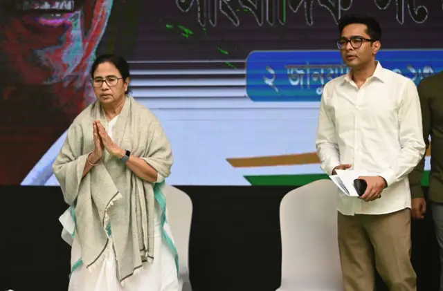 মমতা ব্যানার্জী ও তার ভাইপো অভিষেক ব্যানার্জী