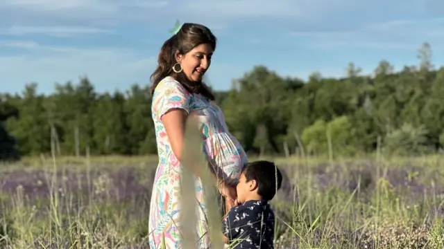 Mulher grávida com criança pequena