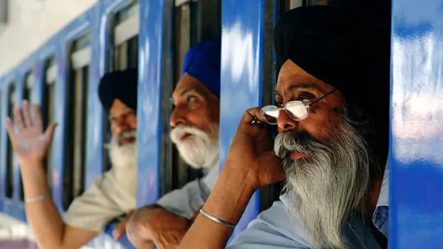 ਸਾਲ 2010 ਵਿੱਚ ਵਿਸਾਖੀ ਮਨਾਉਣ ਰੇਲ ਵਿੱਚ ਪਾਕਿਸਤਾਨ ਜਾ ਰਹੇ ਸਿੱਖ ਸ਼ਰਧਾਲੂ