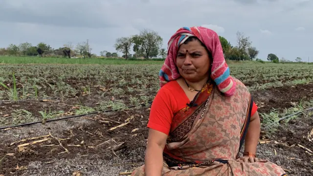 रस्ता खराब असल्याने शेतमालाचं मोठं नुकसान होतं असं शेतकरी सांगतात.
