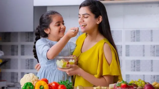 फैटी लिवर की बीमारी से बचने के लिए स्वस्थ भोजन ज़रूरी है. 