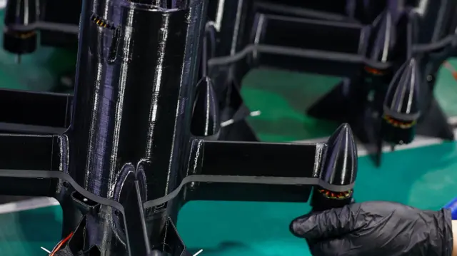 Чоловік розбирає дрон перехоплювач