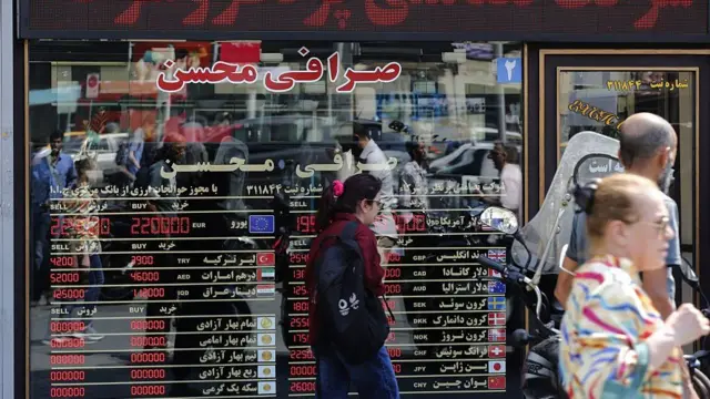 مردمی که ذز کنار صرافی رد می شوند
