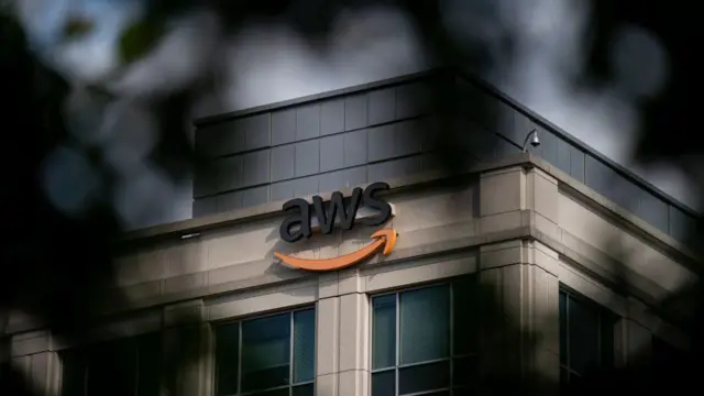 Fachada de oficinas de AWS en Virginia, Estados Unidos.