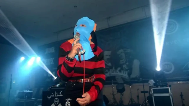 Vokalis band Sukatani, Novi Chitra Indriyati, menyanyikan lagu hitnya saat tampil pada konser Crowd Noise di Slawi, Kabupaten Tegal, Jawa Tengah, Minggu (23/02) malam. Band yang berasal dari Purbalingga tersebut menyanyikan sebanyak enam lagu.

