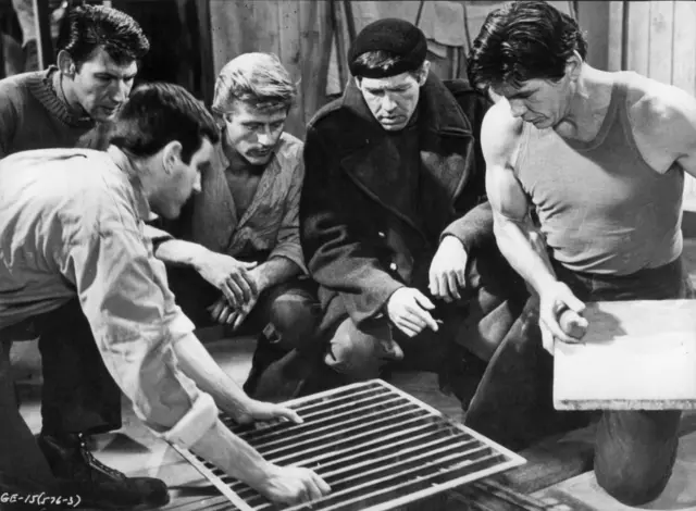 Charles Bronson dan rekan-rekannya membuka jeruji besi dalam sebuah adegan dari film 'The Great Escape', 1963.