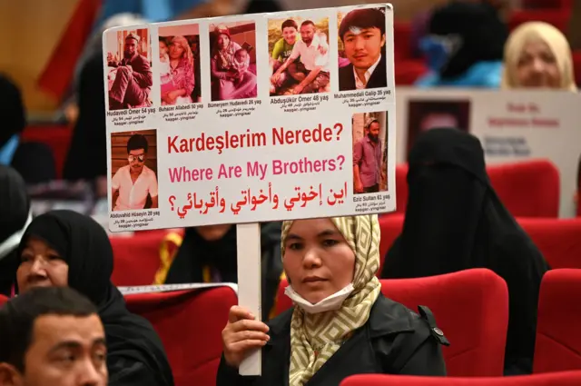 တရုတ်မှာ အဖမ်းခံနေရတဲ့ ဆွေမျိုးတွေပုံ ကိုင်ဆောင်ထားတဲ့ အစ္စတန်ဘူလ်ရောက် ဝီဂါ အမျိုးသမီး 