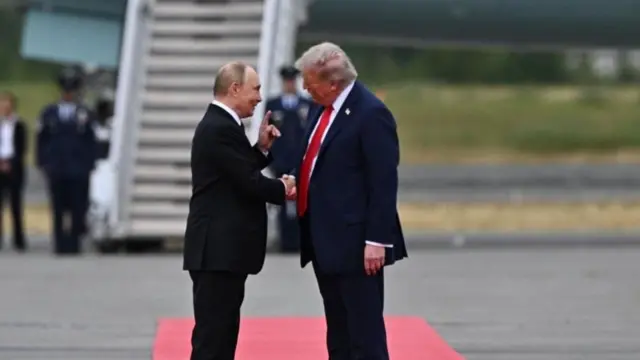 استقبال گرم دونالد ترامپ از ولادیمیر پوتین در آلاسکا