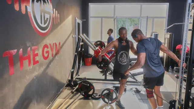 Cali oo hagaya mid kamida saaxiibadiisa ugu yimaadda xarunta si uu dhiirigelin ugu sameeyo