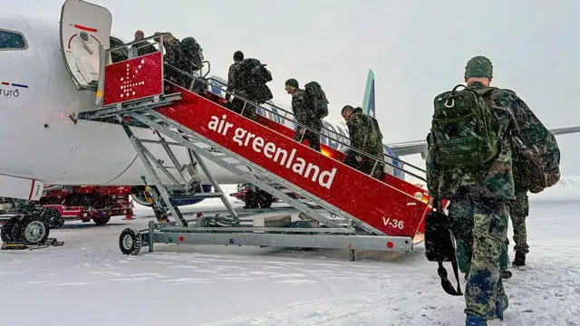 Военнослужащие немецких вооруженных сил Бундесвера садятся на борт самолета Icelandair, вылетающего из аэропорта Нуука в Рейкьявик 18 января 2026 года в Нууке, Гренландия.