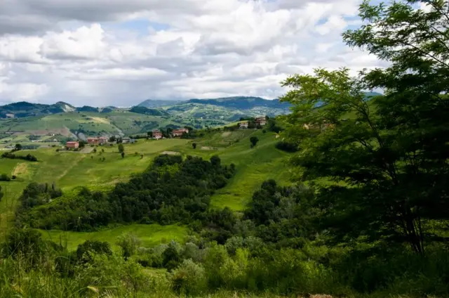 Vista de uma colina no verão, região da Emília-Romanha, norte da Itália