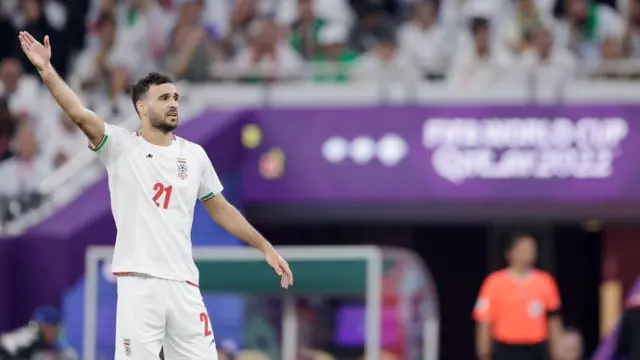 نوراللهی پیش از بازی با هنگ کنگ در واکنش به قرار نداشتن در فهرست ۲۳ نفره و نشستن یک بازیکن دیگر با پیراهن شماره ۲۱ در رختکن، ورزشگاه آزادی را ترک کرد