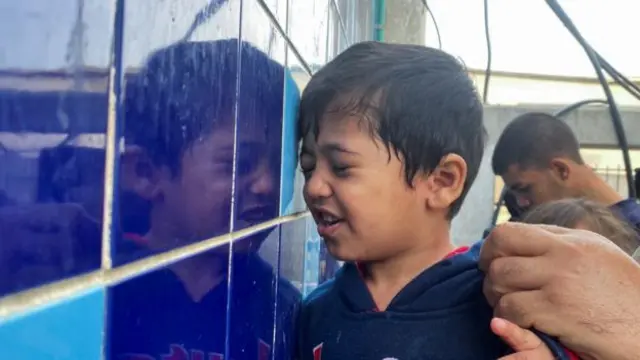 गाझा: चार वर्षांचा उमर पुन्हा पुन्हा विचारत आहे - आई कुठे आहे, आजी कुठे आहे?