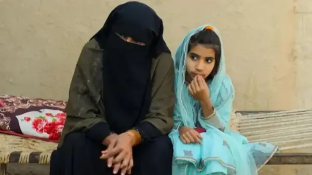 Asma, ufite umyaka 10, yasanzwemo virusi itera SIDA, nyina Sughra, ntayo bamusanzemo