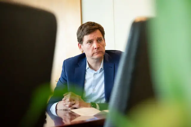 David Eby, primer ministro de Columbia Británica, durante una entrevista en su oficina en el World Trade Center en Vancouver, Columbia Británica, Canadá, el martes 11 de junio de 2024.