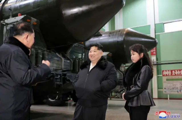 Kim Jong Un et Kim Ju Ae inspectent une installation de production de lanceurs de missiles, dans un lieu tenu secret en Corée du Nord, en janvier 2024.