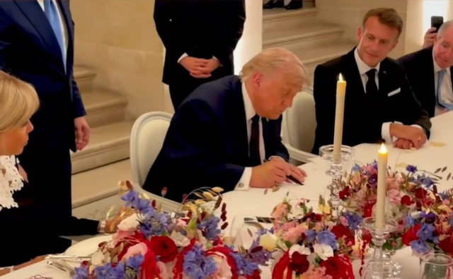 Trump belgeyi imza atarken