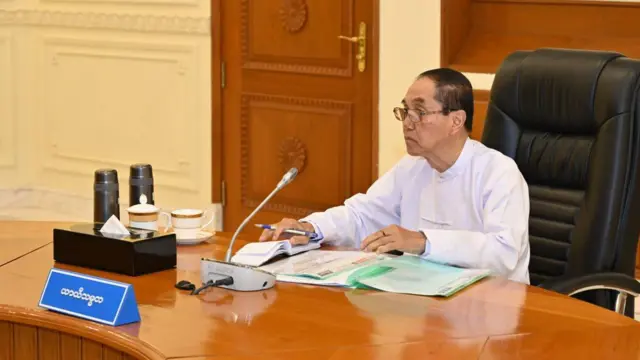 အမျိုးသားကာကွယ်ရေးနဲ့လုံခြုံရေးကောင်စီအစည်းအဝေးမှာတွေ့ရတဲ့ ယာယီသမ္မတဦးမြင့်ဆွေ