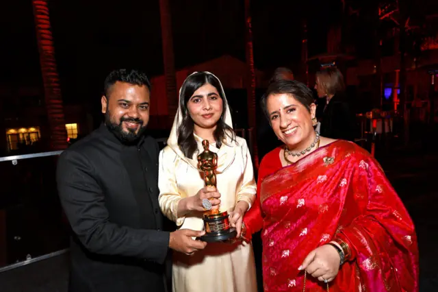 ملاله یوسفزی برنده جایزه نوبل در دروان آموزش توسط طالبان پاکستانی در سال ۲۰۱۲ مورد هدف قرار گرفت و به صورتش شلیک شد