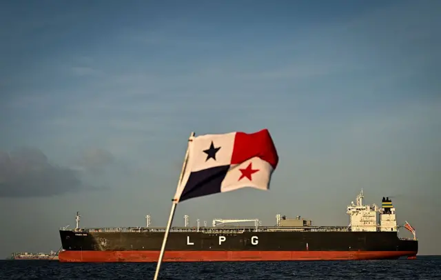 Barco en el canal de Panamá