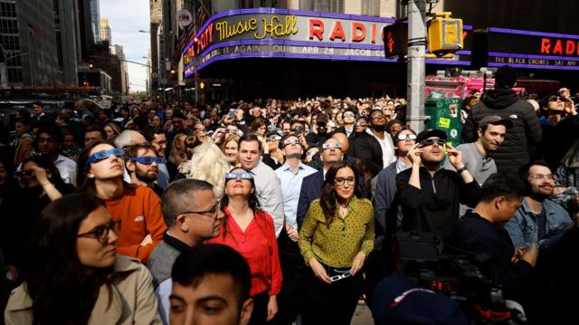 New York'ta Güneş tutulmasını izleyen kalabalık.