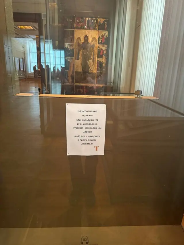 пустая стеклянная витрина в музее