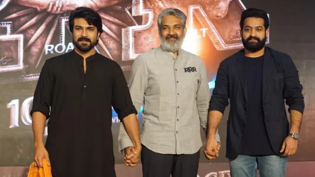 (বাঁ দিক থেকে) রাম চরণ তেজা, এস এস রাজামৌলি ও জুনিয়র এনটিআর