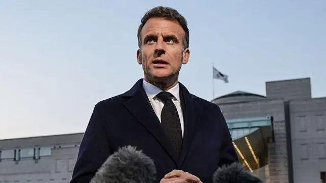 El presidente Emmanuel Macron, habla con la prensa durante una visita al Monumento Conmemorativo de la Guerra de Corea en Seúl.