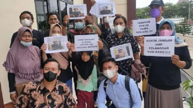 Keluarga korban rekayasa kasus bersama dengan perwakilan tim advokasi di Pengadilan Negeri Cikarang. 