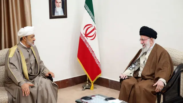 لقاء سلطان عُمان هيثم بن طارق (يسار) مع المرشد الأعلى الإيراني علي خامنئي في طهران في 29 مايو 2023