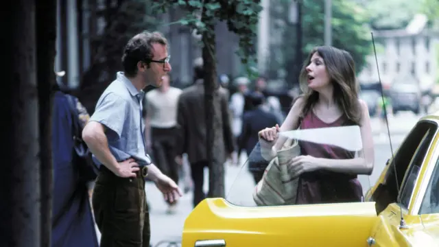El actor, escritor y director Woody Allen como Alvy Singer y la actriz Diane Keaton como Annie Hall en la película del mismo nombre en 1977.