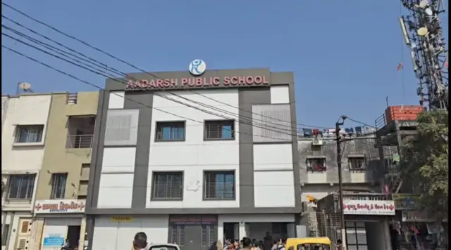  વિદ્યાર્થીની જે શાળામાં ભણતી હતી તે આદર્શ પબ્લિક શાળા