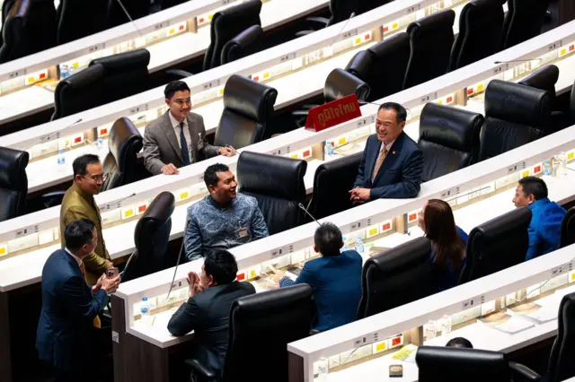 นายกฯ อนุทิน ชาญวีรกูล พูดคุยกับเพื่อน สส. ในระหว่างการประชุมรัฐสภาเมื่อ 15 ต.ค.