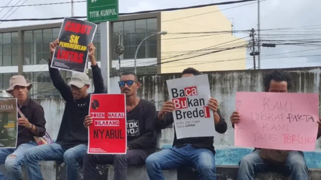 Aksi solidaritas mahasiswa untuk LPM Lintas atas pembekuan lembaga ini atas pemberitaan kekerasan seksual.