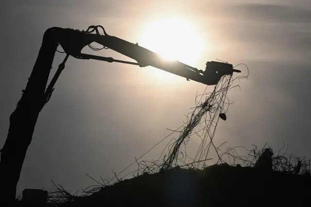 สภาพซากเหล็กและคอนกรีตจากตึกที่พังถล่มลงมา