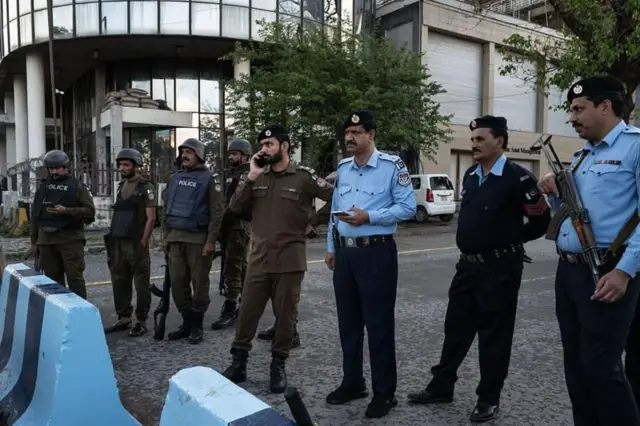 अमेरिका-इराण शांतता चर्चेच्या पार्श्वभूमीवर इस्लामाबादमध्ये पोलीस अधिकारी आणि सुरक्षा दलांना तैनात करण्यात आलं आहे