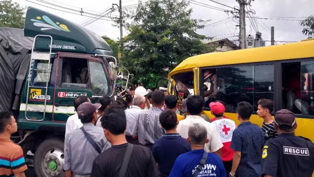 ကုန်ကားနဲ့ ကျောင်းကား အပါအဝင် နောက်ထပ် ကားတစ်စီးတို့ ဆင့်တိုက်ခဲ့တာဖြစ်ပါတယ် 