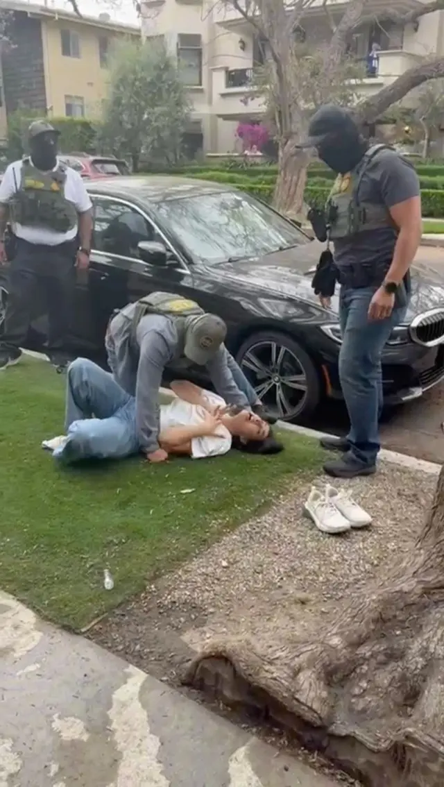 Sawir laga qaaday muuqaal uu qaaday Wadaad la yiraahdo Ara oo muujinaya xilligii ciidamada ammaanku ay xirayeen Marjan iyo ninkeeda Reza.