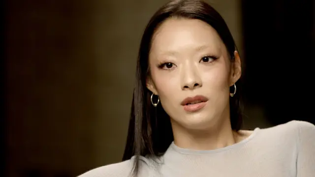 Rina Sawayama, umuririmvyi yaciye m'uruhendo rw'urukundo.