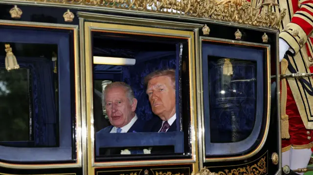 الملك تشارلز الثالث والرئيس الأمريكي دونالد ترامب وهما يستقلان عربة خلال موكب داخل القصر الملكي