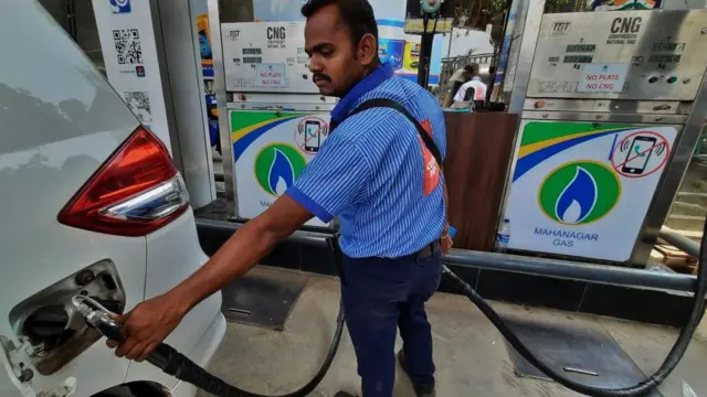 Aworan oṣiṣẹ ile opo to n ta gaasi CNG sinu ọkọ