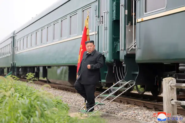 Lãnh đạo Triều Tiên Kim Jong Un bước xuống từ một đoàn tàu trong chuyến thị sát khu vực bị lũ lụt gần biên giới với Trung Quốc, thuộc tỉnh Bắc Pyongan, Triều Tiên, trong bức ảnh không ghi ngày tháng được công bố hôm 31/7/2024.