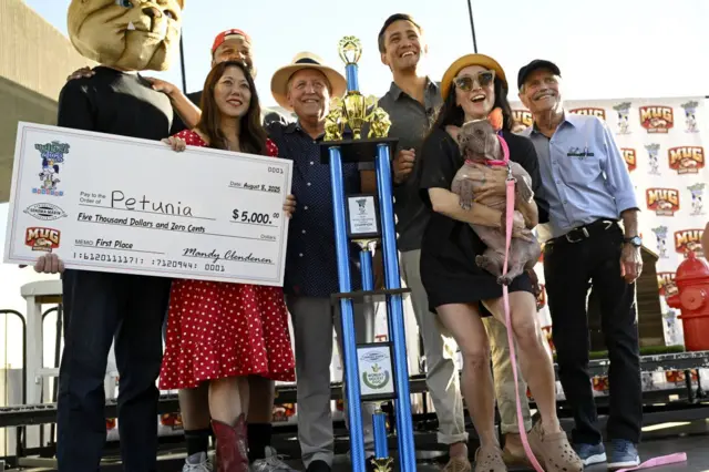 پتونیا جایزه‌اش را دریافت کرد