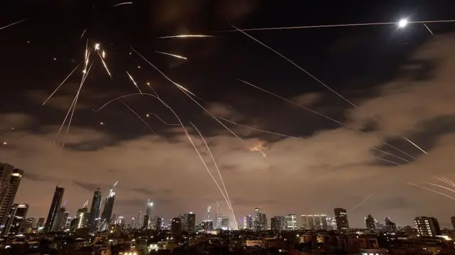 ኢራን ወደ እስራኤል ሚሳዔል ማስወንጨፏን ተከትሎ የአየር መከላከያ ስርዓቷ የተወሰኑትን ማክሸፍ ቢችልም የተወሰኑት የሰው ሕይወት መጥፋትን እና ጉዳትን አድርሰዋል