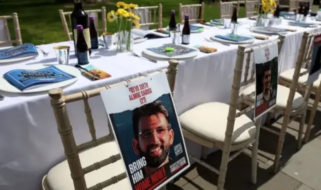 हमास द्वारा बंधक 133 लोगों की याद में लंदन में एक कार्यक्रम में 133 कुर्सियां ख़ाली रखी गई थीं 