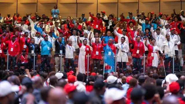 Abanyamuryango ba FPR bahagaze bazamuye igipfunsi, mu nama i Kigali ku wa gatandatu, ku itariki ya 9 Werurwe (3) mu 2024