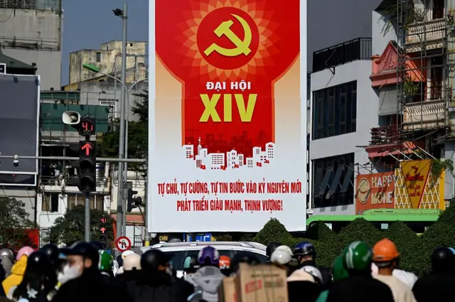 Dòng phương tiện giao thông đi ngang qua áp phích quảng bá Đại hội Đảng Cộng sản Việt Nam lần thứ 14 tại Hà Nội vào ngày 8/1/2026