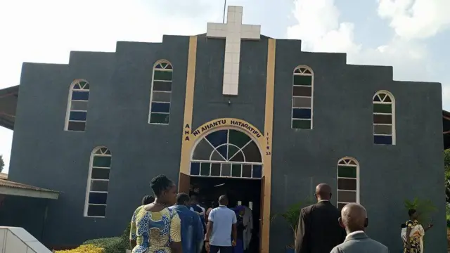 Abakristu barimo kwinjira mu rusengero mu Rwanda